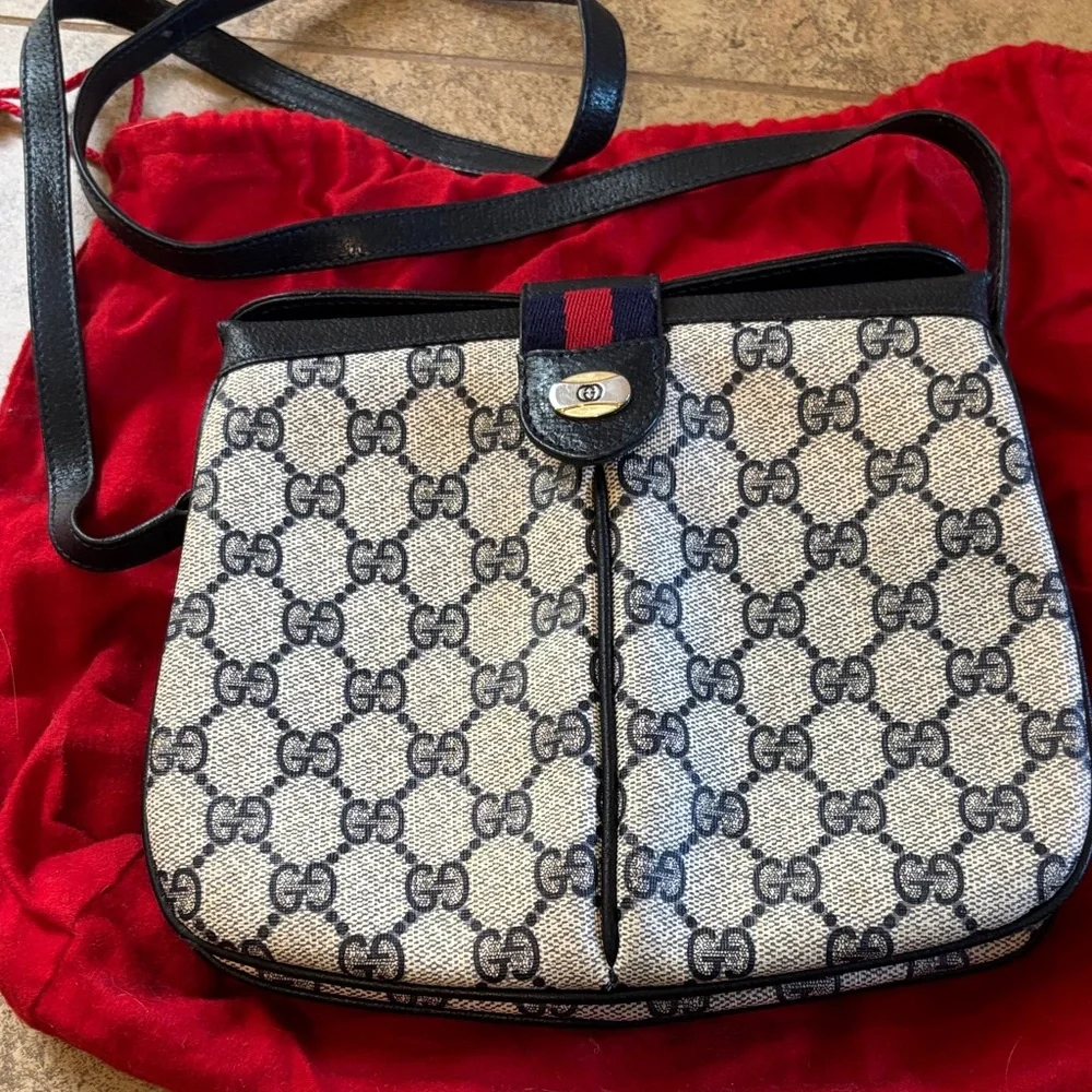Vintage-Rare- Supreme Gucci Navy/Cream leather authentic Monogram Crossbody Bag - Picture 1 of 17
